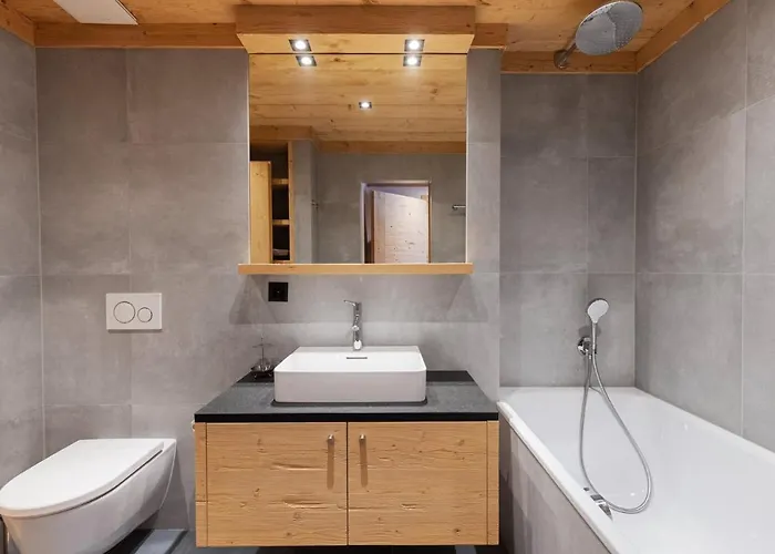 Larchwood By Mrs Miggins * غريمينتز